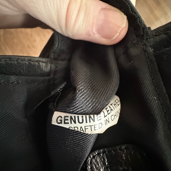 Wilson’s Leather black shoulder bag with gold hardware - Picture 10 of 14